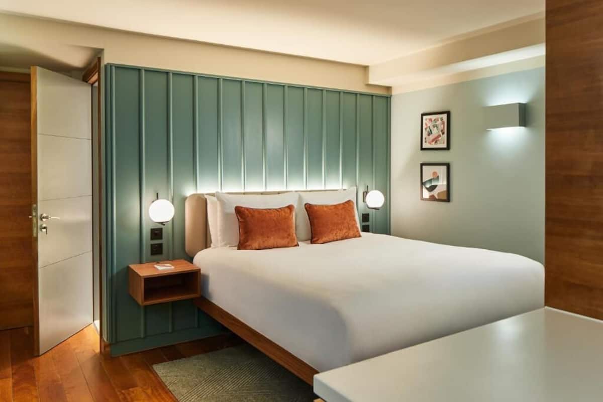 One bedroom open plan | 1 bedroom, premium bedding, in-room safe, laptop workspace