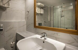 Bathtub, free toiletries, hair dryer, towels - Vantaris Garden (Apokoronas)
