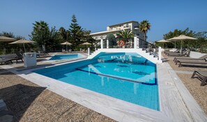 Seasonal outdoor pool, pool umbrellas, pool loungers - Vantaris Garden (Apokoronas)