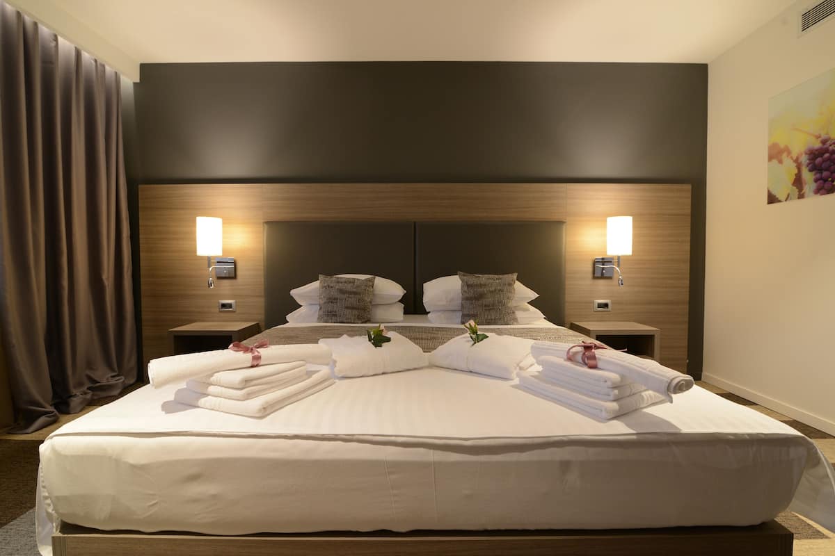 deluxe suite, 1 queen bed | 1 bedroom, in-room safe, desk, soundproofing