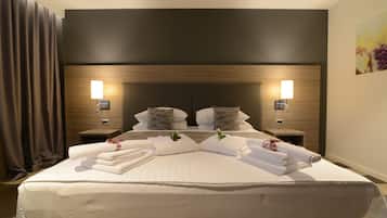 Deluxe Suite, 1 Queen Bed | 1 bedroom, in-room safe, desk, soundproofing