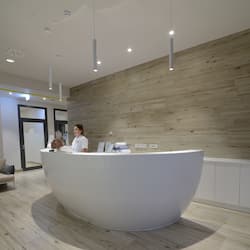 Un sauna, una bañera de hidromasaje, baño turco, tratamientos corporales