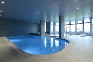 Innenpool, geöffnet von 08:00 Uhr bis 21:00 Uhr, Liegestühle