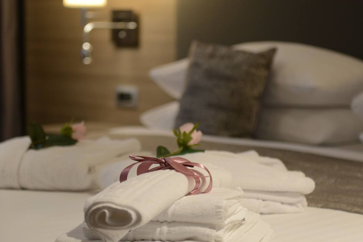Deluxe Suite, 1 Queen Bed | In-room safe, desk, soundproofing, free cots/infant beds