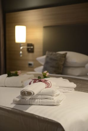 Suite Deluxe, 1 grand lit | Coffres-forts dans les chambres, bureau, chambres insonorisées