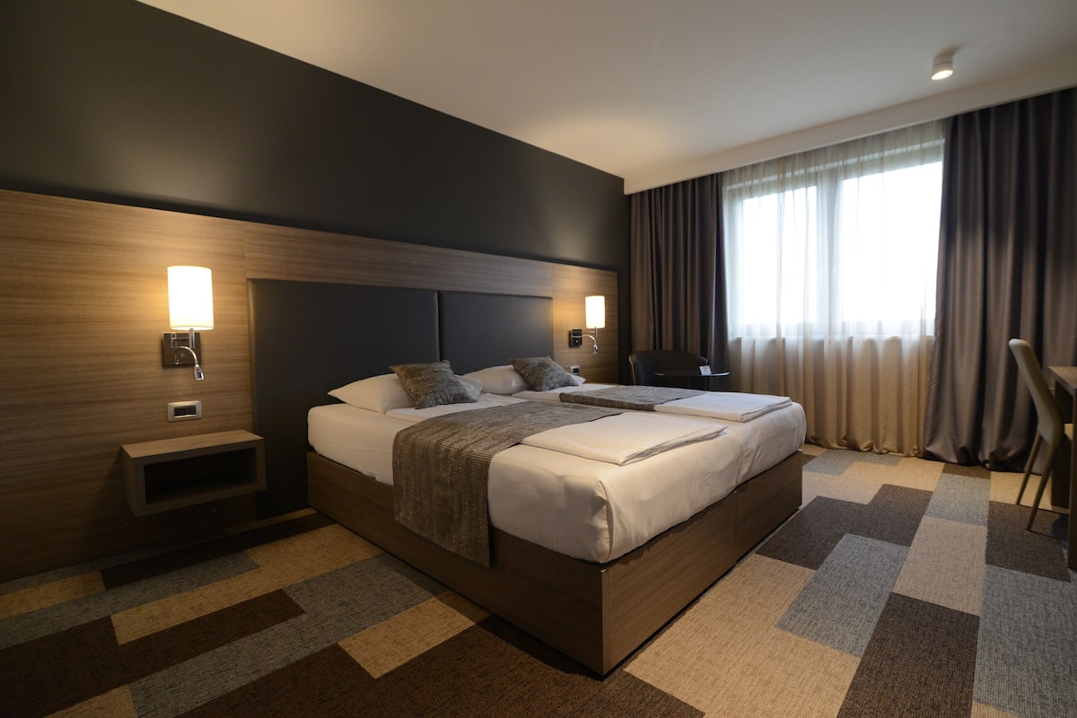 deluxe double room, 1 queen bed | 1 bedroom, in-room safe, desk, soundproofing