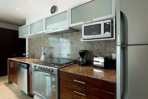 Condo Ville, 1 chambre | Cuisine privée | Réfrigérateur, four à micro-ondes, un four, surface de cuisson