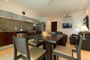 In-room dining - Papaya 20 by CocoBR (Playa del Carmen)