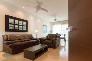 City-Apartment, 1 Schlafzimmer | Wohnbereich | Flachbildfernseher