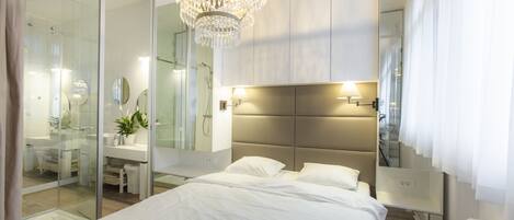 Exclusive Apartment, 1 Bedroom, Kitchen, Sea View | 1 bedroom, in-room safe, desk, soundproofing