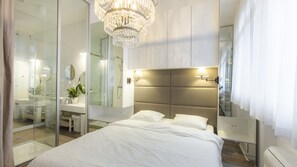 Exclusive-Apartment, 1 Schlafzimmer, Küche, Meerblick | 1 Schlafzimmer, Zimmersafe, Schreibtisch, schallisolierte Zimmer