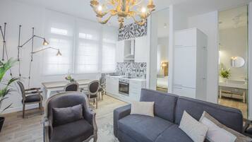 Exclusive-Apartment, 1 Schlafzimmer, Küche, Meerblick | Wohnbereich | Flachbildfernseher