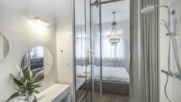 Haartrockner, Handtücher, Toilettenpapier