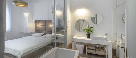 Deluxe Apartment, 1 Bedroom, Kitchen, Sea View | Bathroom | Hair dryer, towels, toilet paper
