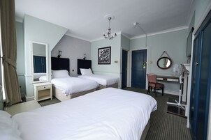Standaard driepersoonskamer | Een bureau, een strijkplank/strijkijzer, gratis wifi, beddengoed