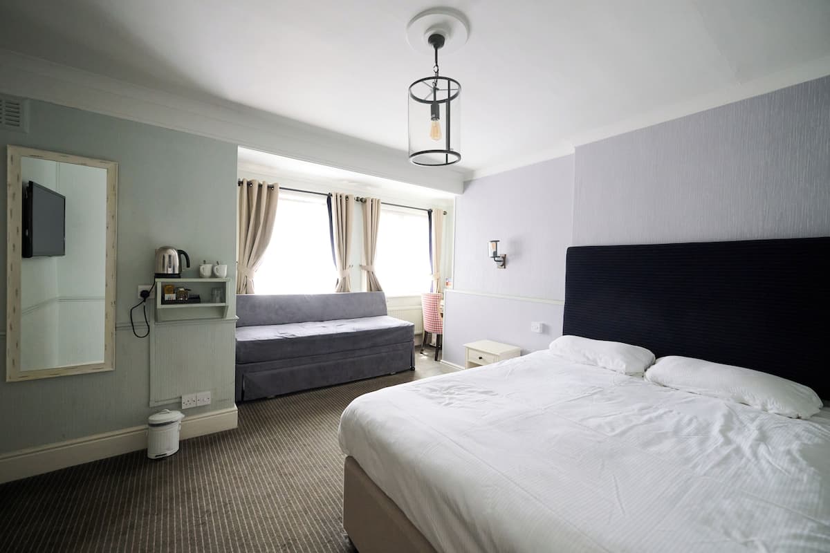 Family Room | Desk, iron/ironing board, free WiFi, bed sheets