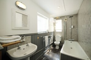 Habitación con 2 camas individuales | Baño | Regadera, amenidades de baño gratuitas, secadora de cabello, toallas 