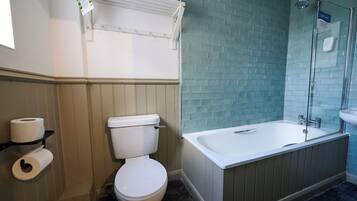 Un baño con inodoro, bañera y ducha.