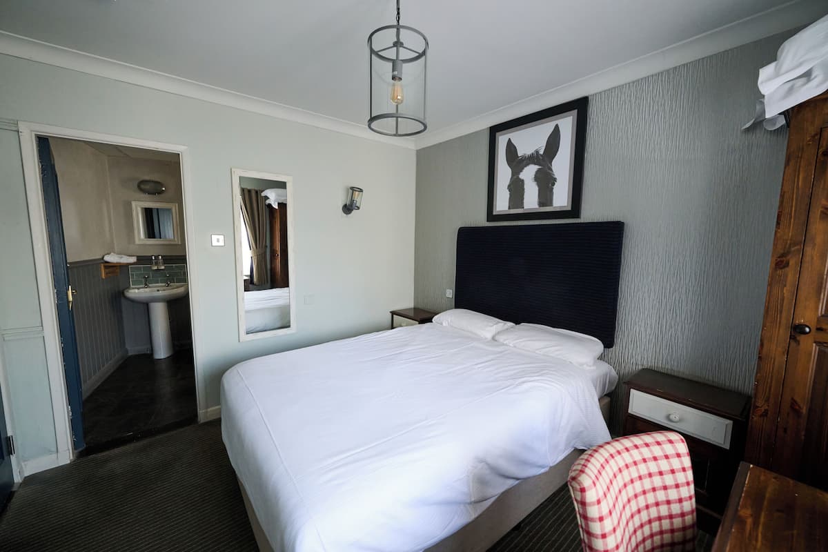 Double Room | Desk, iron/ironing board, free WiFi, bed sheets