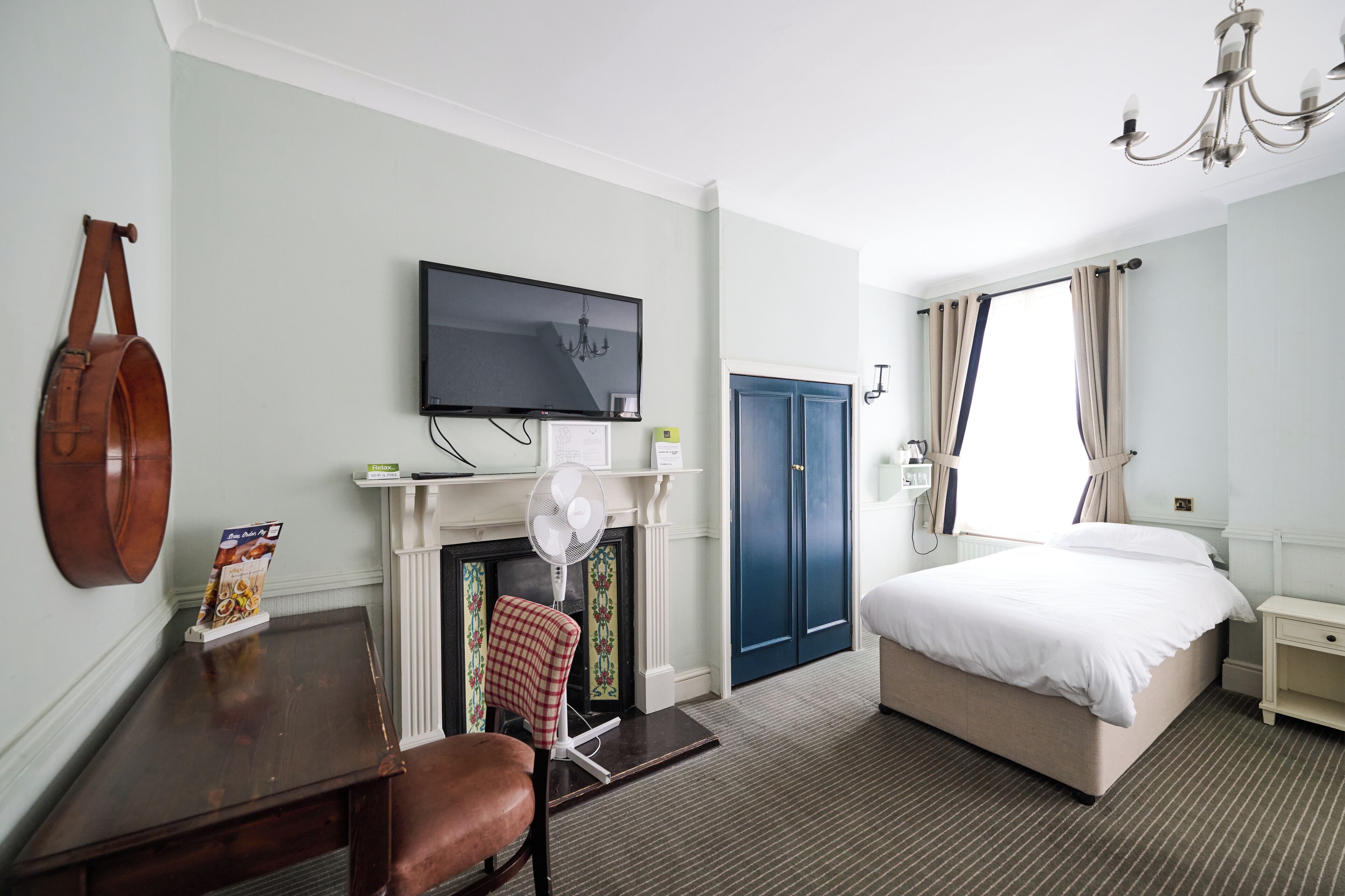 Habitació triple estàndard | Escriptori, planxa i posts de planxar, wifi gratuïta i roba de llit 