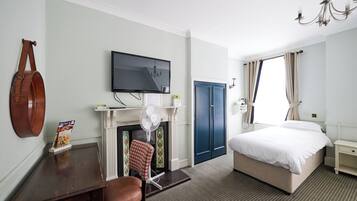 Standard Triple Room | Desk, iron/ironing board, free WiFi, bed sheets