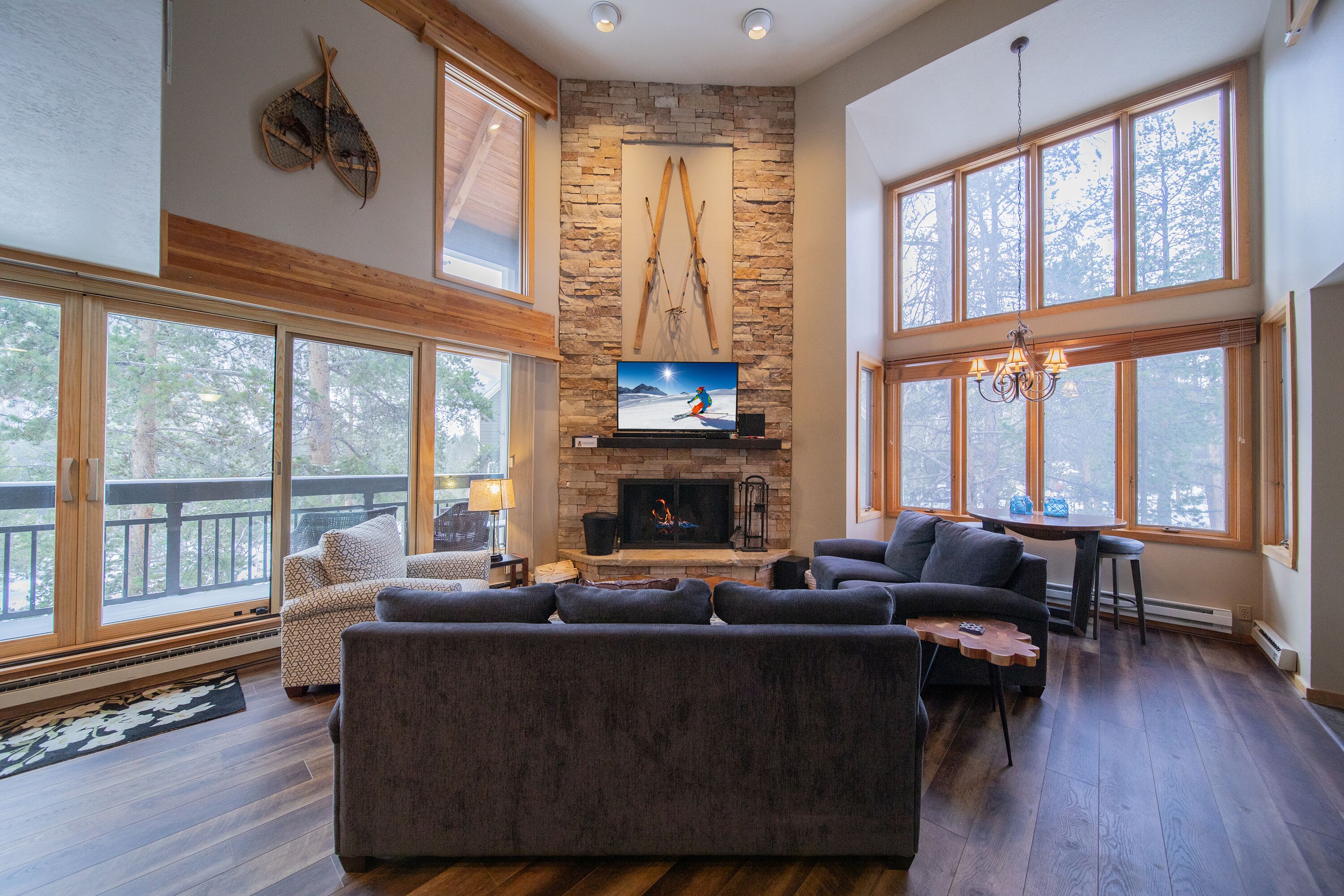 Leilighet, flere senger, fjellutsikt (Pines 2045) | Oppholdsområde | Flatskjerm-TV og DVD-spiller