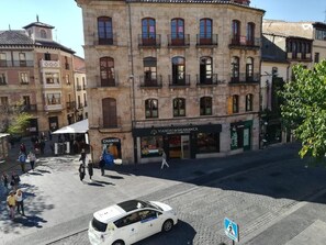 A street view with a building labeled "VIAJES DE SALAMANCA" and a pedestrian crossing sign. - Apartamentos Boutique Salamanca (Salamanca)