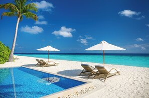 Two Bedrooms Family Beach Villa with Pool | Ausblick vom Zimmer