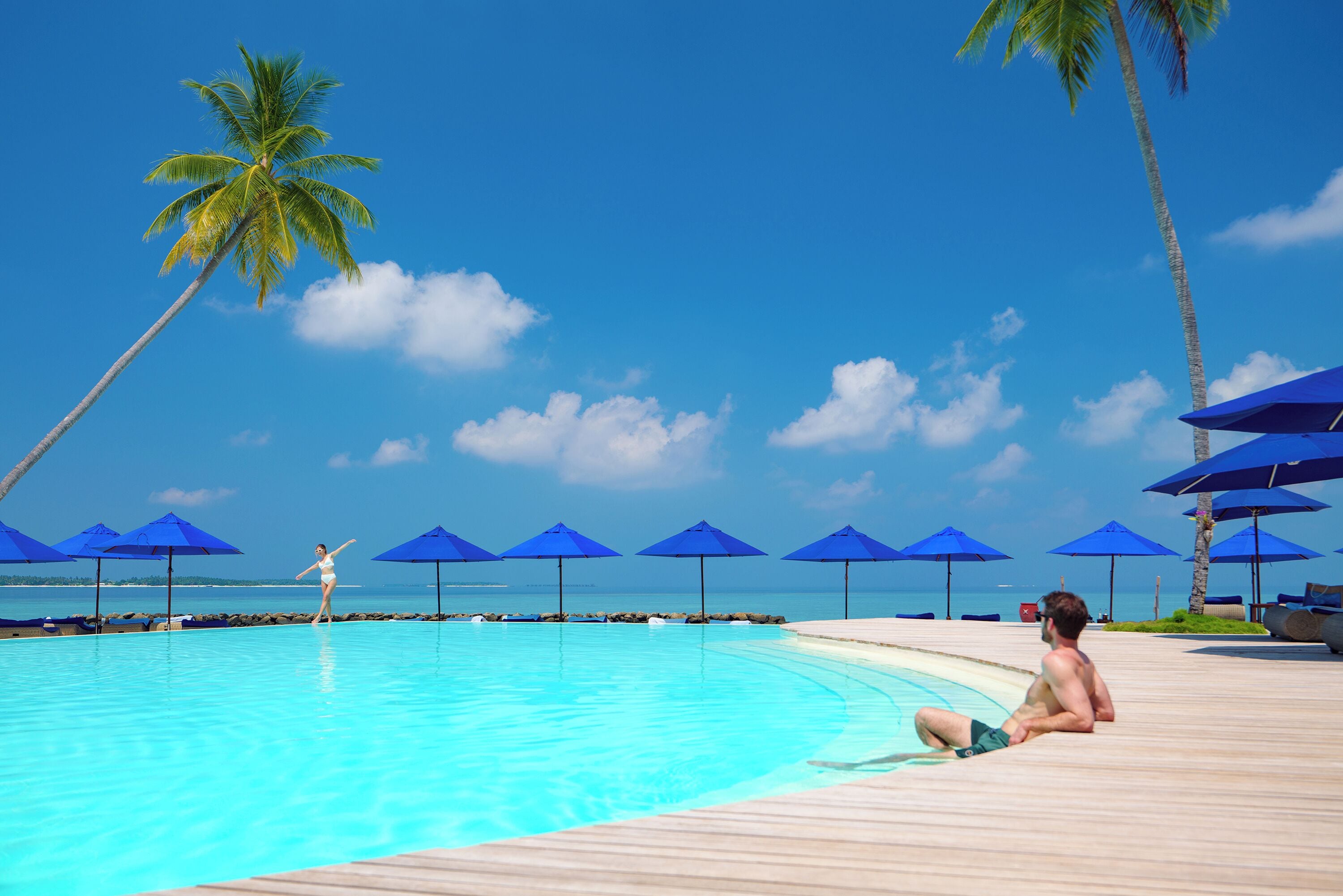 Außenpool, Sonnenschirme, Liegestühle