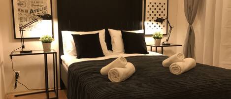 1 غرفة نوم وأغطية فراش متميزة وخزنة داخل الغرفة ومكواة/لوح كي