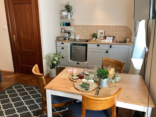 Superior-Apartment (Duza Kawka) | Eigene Kochnische | Kühlschrank, Herdplatte, Espressomaschine, Wasserkocher