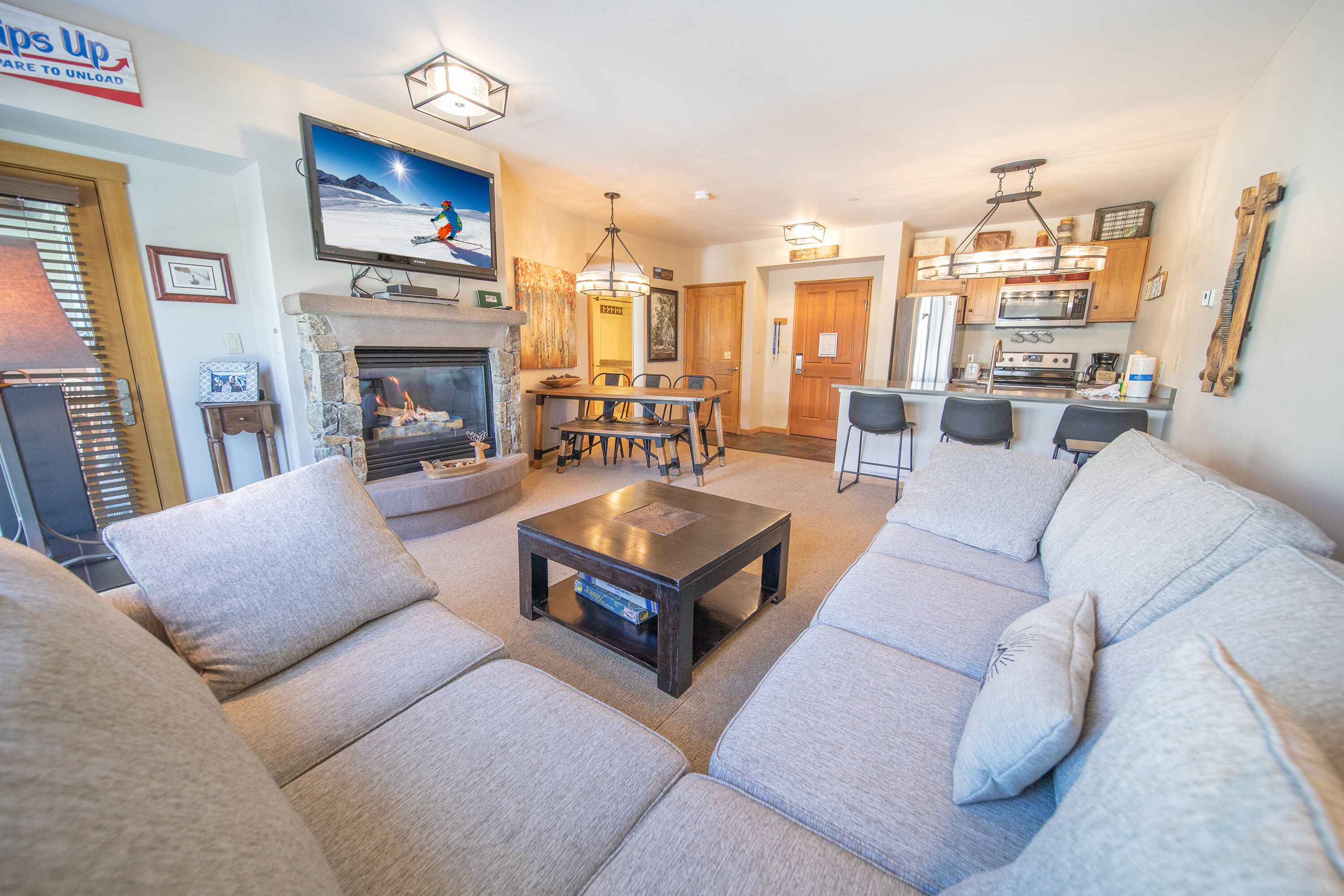 Premium appartement, 1 slaapkamer, balkon, uitzicht op resort (Jack Pine 8005) | Woonruimte | Een 43-inch flatscreentelevisie met kabelzenders en een televisie