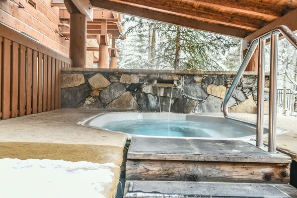 Tina de hidromasaje al aire libre