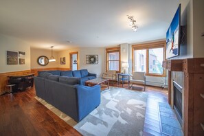 Appartamento Premium, 3 camere da letto, balcone, vista montagna (Springs 8893) | Area soggiorno | Smart TV, caminetto, lettore DVD, tavolo da calcetto