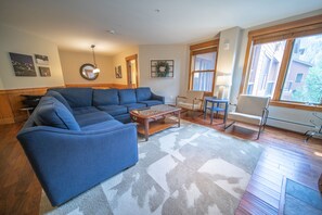 Appartamento Premium, 3 camere da letto, balcone, vista montagna (Springs 8893) | Area soggiorno | Smart TV, caminetto, lettore DVD, tavolo da calcetto