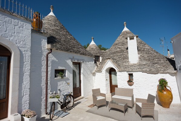 Courtyard - Romantic Trulli (Alberobello)