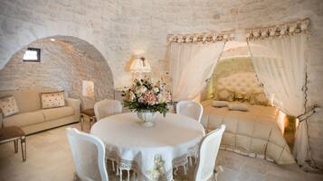 Traditional Suite, Jetted Tub | Egyptian cotton sheets, premium bedding, memory foam beds, minibar