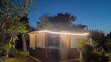 Vierbettzimmer (No Air Conditioning) | Wohnbereich | Flachbildfernseher