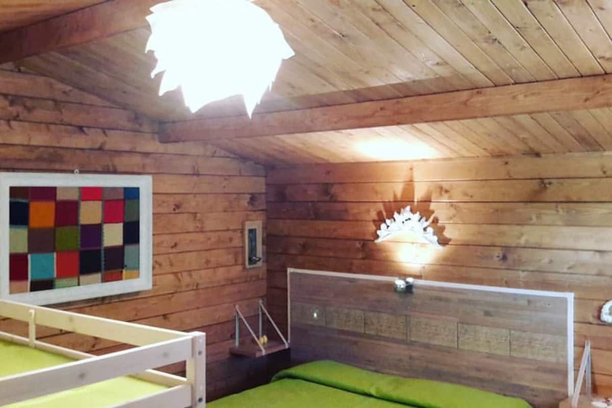 Familie-bungalow, tekjøkken, anneks | Skrivebord, barnesenger, wi-fi (inkludert) og individuelt dekorert