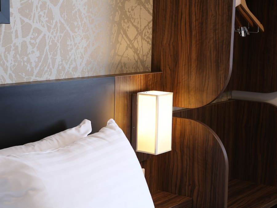 Skrivebord, strykejern/-brett, wi-fi (inkludert) og sengetøy