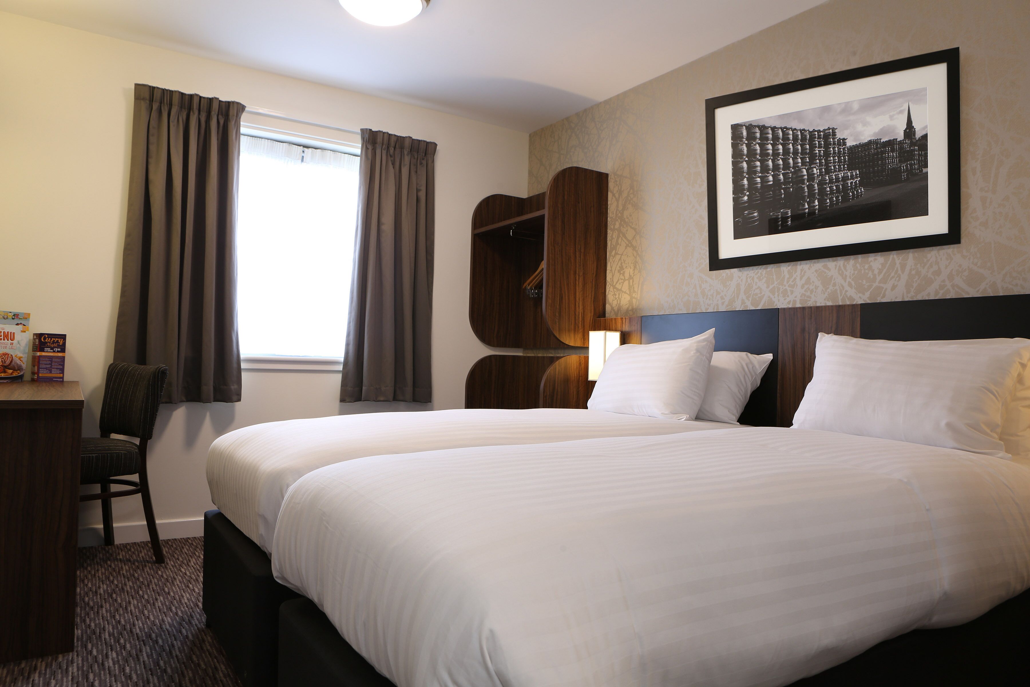 مكتب ومكواة/لوح كي وواي فاي مجانًا وملاءات أسرّة