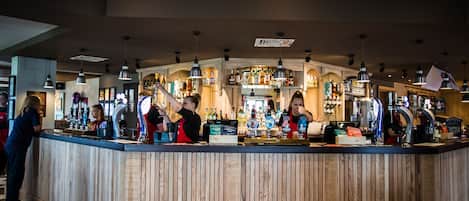 Melayani makan siang dan makan malam