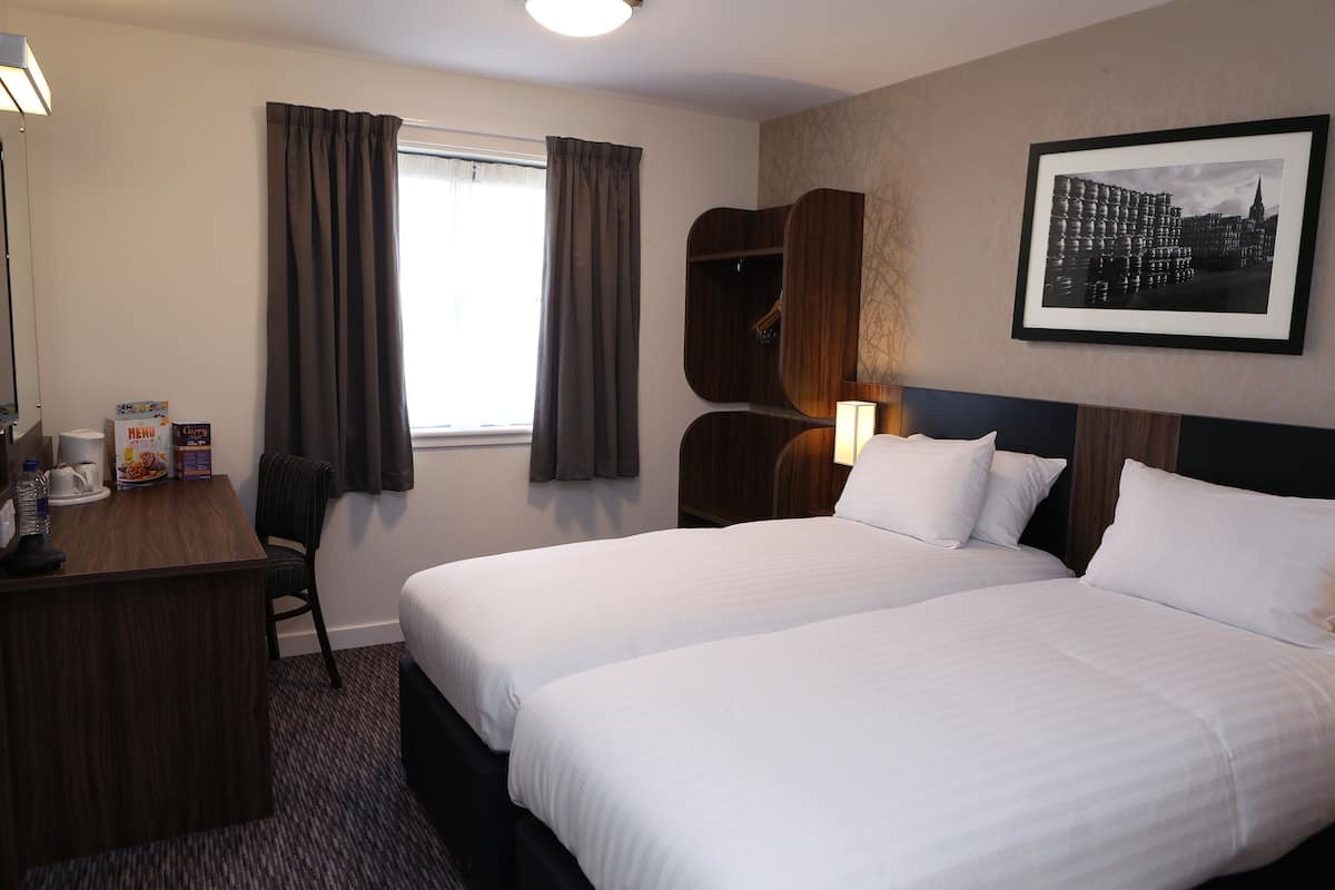 Twin Room | Desk, iron/ironing board (on request), WiFi (free), bed sheets