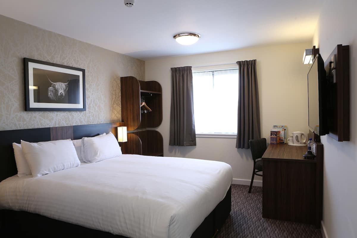 Desk, iron/ironing board (on request), WiFi (free), bed sheets