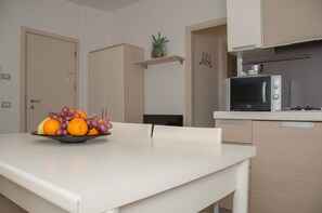 Fridge, microwave, stovetop, coffee/tea maker - Residence Art (Rimini)