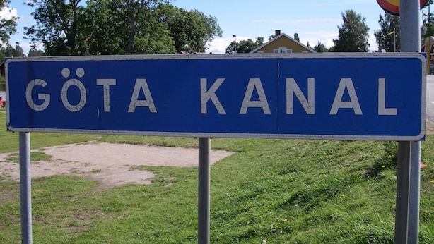 Un panneau bleu avec une inscription blanche indiquant « GÖTA KANAL ».
