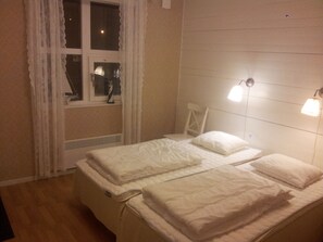 Classic Double Room, 2 Twin Beds, Private Bathroom, Garden Area | Blackout drapes - Sjötorps Vandrarhem & Rum - Hostel (Sjotorp)