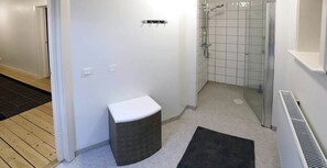 Dusche, kostenlose Toilettenartikel, Haartrockner, Handtücher