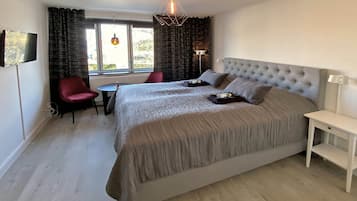 Exklusivt dubbelrum - 1 kingsize-säng | Allergitestade sängkläder och mörkläggningsgardiner