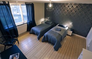 Tradisjonelt dobbeltrom (102) | Allergitestet sengetøy, blendingsgardiner og strykejern/-brett